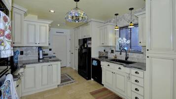 House, 3 Bedrooms | Private kitchen
