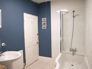 Cottage | Bathroom | Shower, hair dryer - Fisherman's Cottage (Portland)