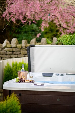 House | Outdoor spa tub - Luxurious Tranquil Four Bedroom Retreat in Buxton (Buxton)