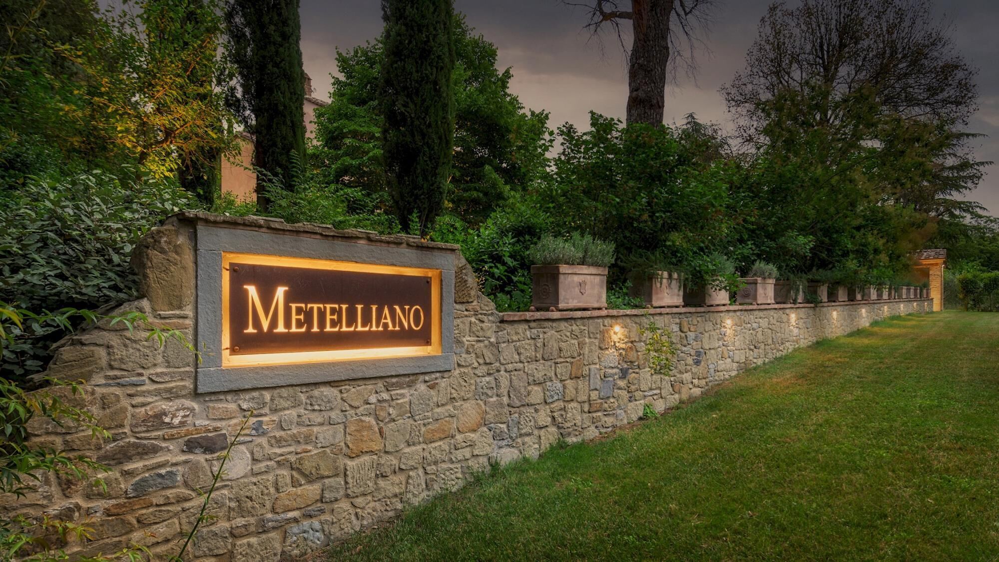 Un muro de piedra con un letrero que dice "Metelliano".