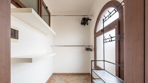 A small, clean room with a tiled floor, a wooden door, and a metal coat rack. - 3125 Saturday`s House by Barbarhouse (Casarano)