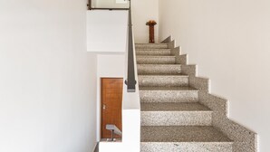 A staircase with granite steps leading to a wooden door. - 3125 Saturday`s House by Barbarhouse (Casarano)