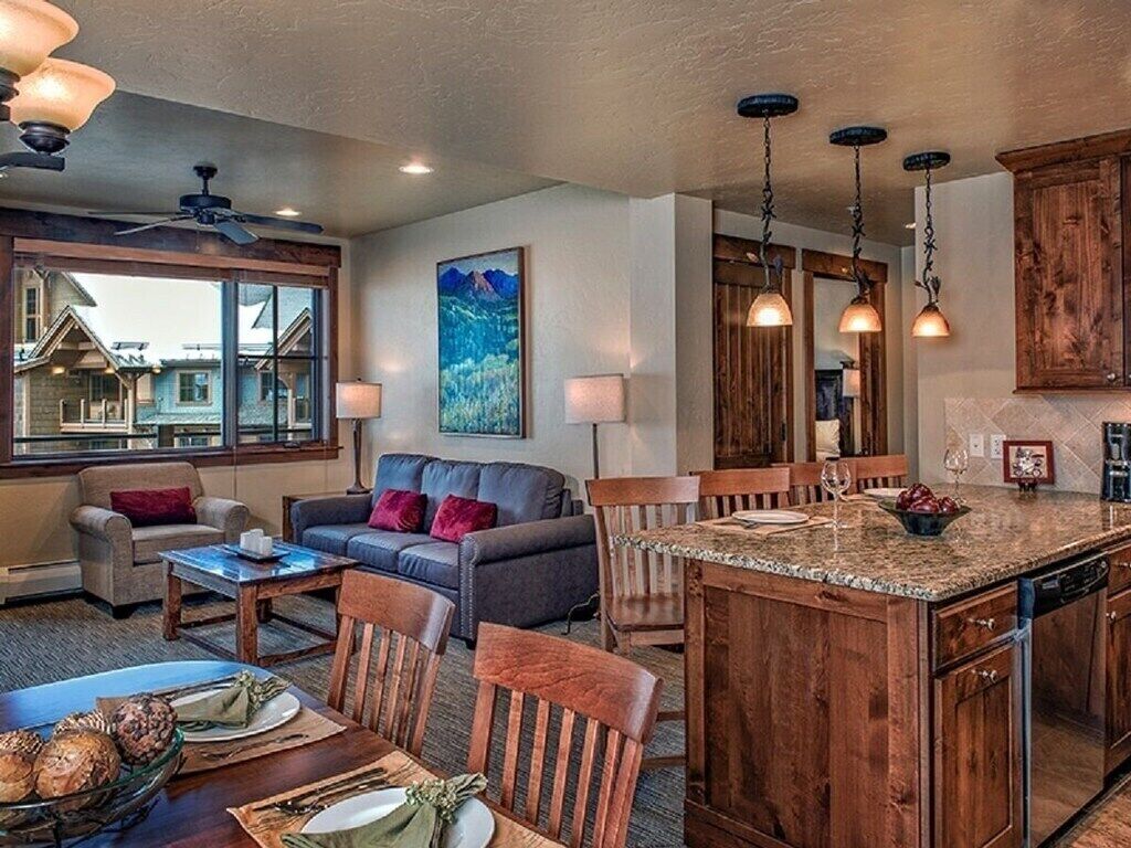 SKI IN/SKI OUT at Breckenridge peak 7 base. 2 bedrm/2 bath.  2/11/23 to 2/18/23