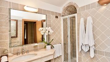 Shower, hair dryer, bidet, towels