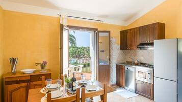 Kylskåp, mikrovågsugn, spishäll och diskmaskin