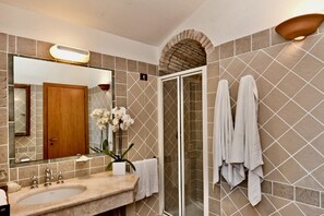 Bruser, hårtørrer, bidet, håndklæder
