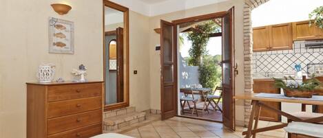 Iron/ironing board, bed sheets