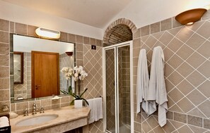 Bruser, hårtørrer, bidet, håndklæder