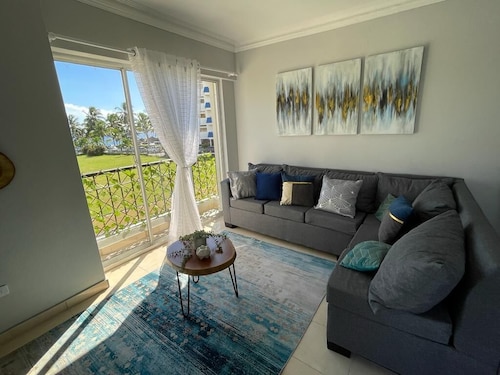 Beautiful apartment with sea view 🌊 and free parking. 