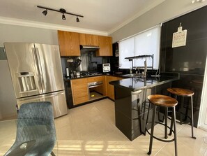 Fridge, oven, stovetop, coffee/tea maker