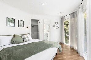 4 bedrooms, iron/ironing board, free WiFi, bed sheets - Peaceful home amongst the trees (Ocean Grove)