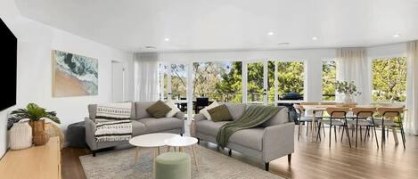 تلفزيون ذكي، تنس طاولة، كُتُب