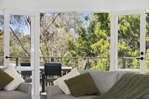 Smart TV, ping pong, books - Peaceful home amongst the trees (Ocean Grove)