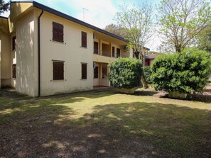 Exterior - Lovely apartment for 6 guests with WIFI, A/C, TV, terrace and pets allowed (Rosolina)