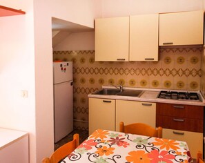 Dining tables - Lovely apartment for 6 guests with WIFI, A/C, TV, terrace and pets allowed (Rosolina)