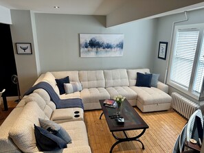 Smart TV, books, printers - Downtown Getaway - 3 Bedrooms, 2.5 Baths (St. John's)