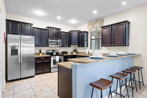 ثلاجة، ميكروويف، فرن، موقد طهي مسطح