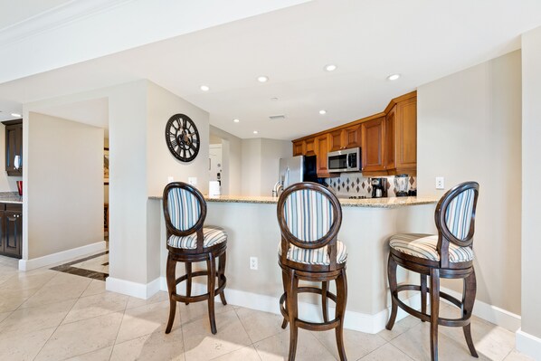 冷蔵庫、電子レンジ、オーブン、コンロ