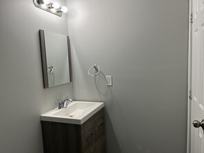 Combined shower/bathtub, bidet, towels, soap
