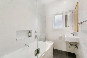 Apartment | Bathroom | Combined shower/bathtub, free toiletries, hair dryer, towels - Beach Breeze on Ben Buckler (North Bondi)