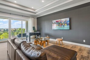 Télévision, cheminée, jeux vidéo, baby-foot