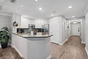 Kylskåp, mikrovågsugn, ugn och spishäll