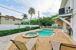 Et oppvarmet basseng