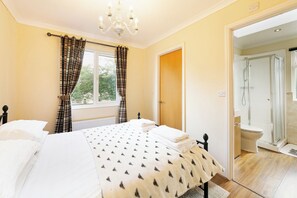 3 bedrooms, iron/ironing board, bed sheets