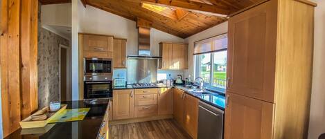Cabaña | Cocina privada | Frigorífico, microondas, horno y placa de cocina