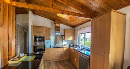 Immaculate 3-bedroom Private Lodge Near York