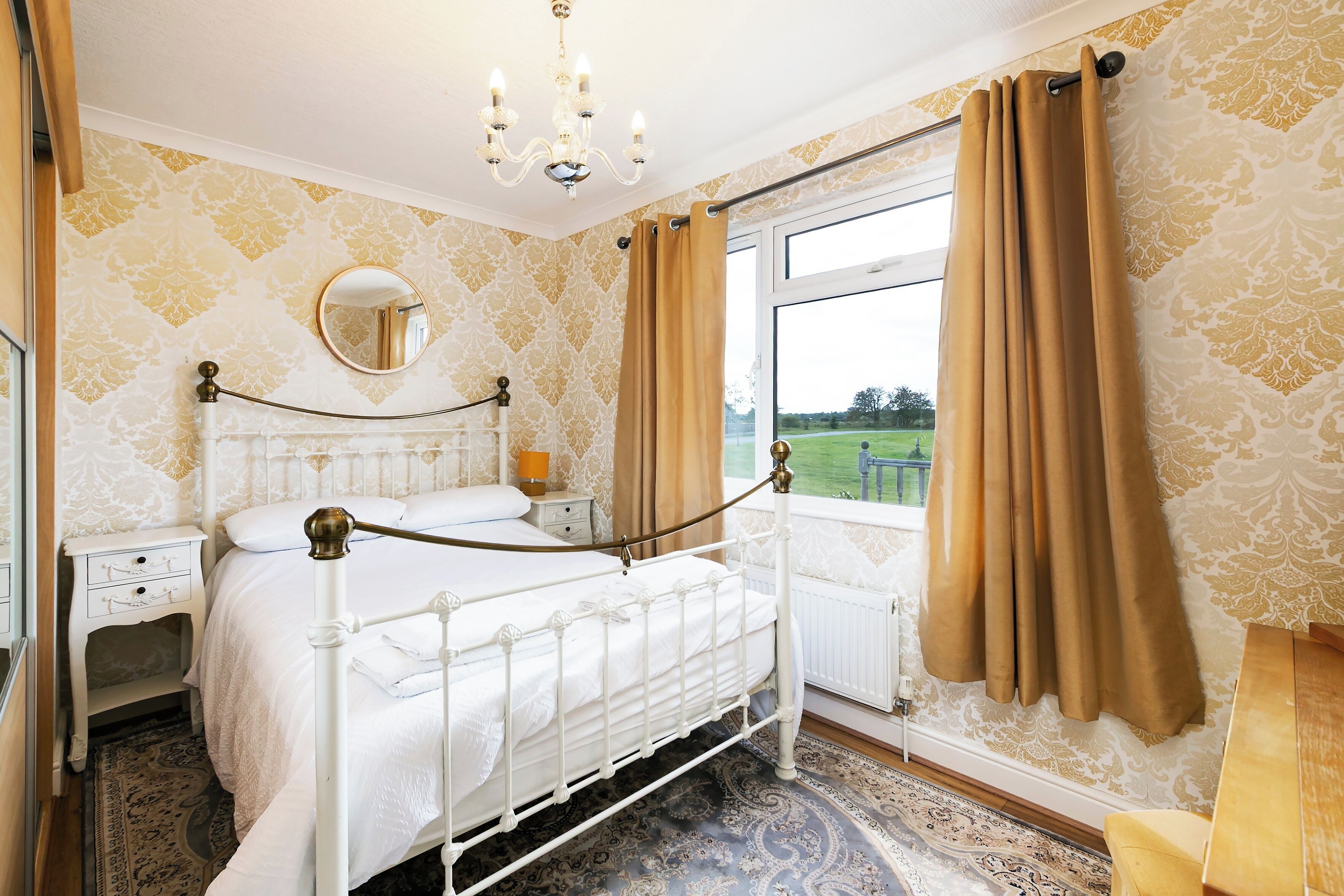 3 bedrooms, iron/ironing board, bed sheets