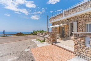 A two-story stone house with a balcony overlooking the sea. - 2047 Casa Marchello - Bilo 1 by Barbarhouse (Castrignano del Capo)