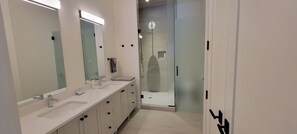 Combined shower/bathtub, hair dryer, towels, soap - Fernie Escape Mountain Home on the Ski Hill (Fernie)