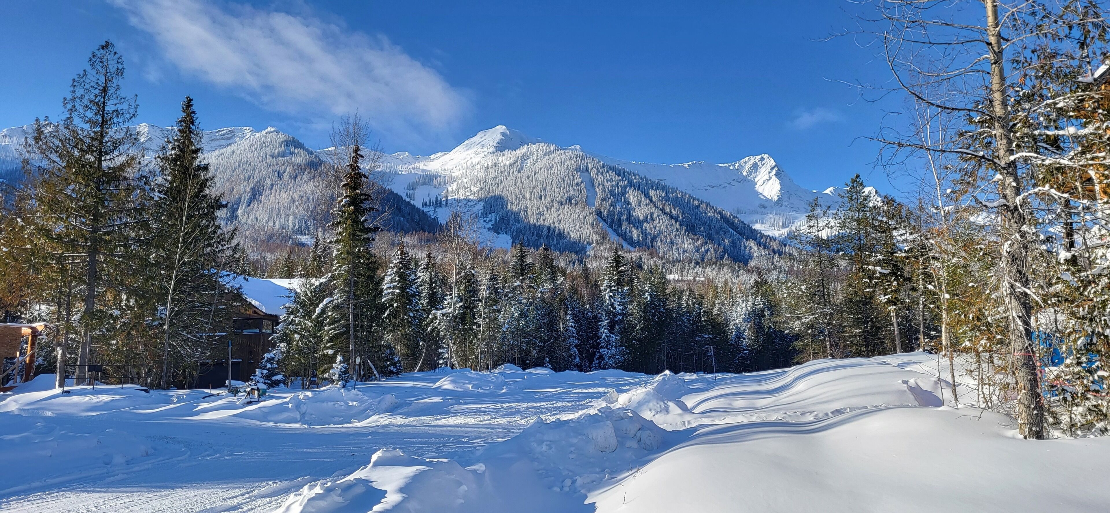 Un paysage de montagne enneigé sous un ciel dégagé.
