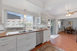 House, 3 Bedrooms | Private kitchen