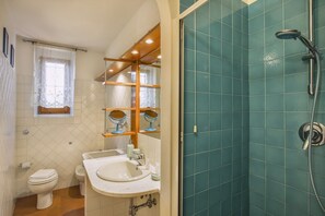 Dusche, Haartrockner, Bidet, Handtücher