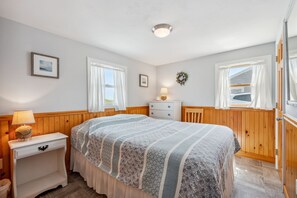 2 bedrooms, WiFi, bed sheets - Seaside Serenity with Private Beach Access (East Sandwich)