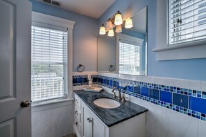 Combined shower/bathtub - Modern Oceanfront Escape at East Sandwich Beach (East Sandwich)
