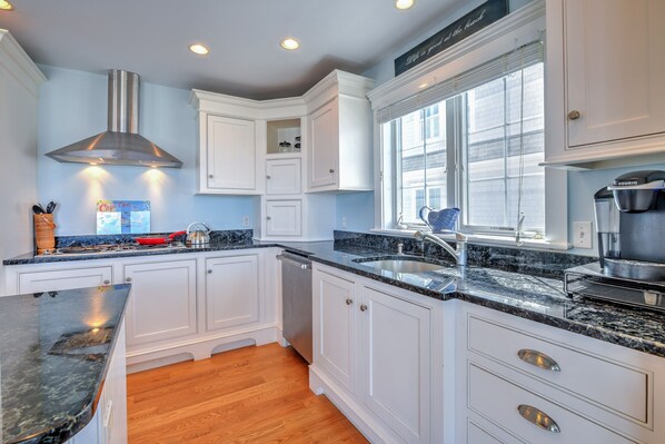 ثلاجة، ميكروويف، فرن، موقد طهي مسطح