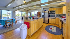 Una cocina amplia con armarios de madera, una isla grande y vistas al exterior.