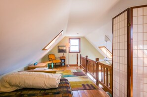 2 bedrooms, WiFi - Beachside Bliss with Skylights & Fireplace (East Sandwich)