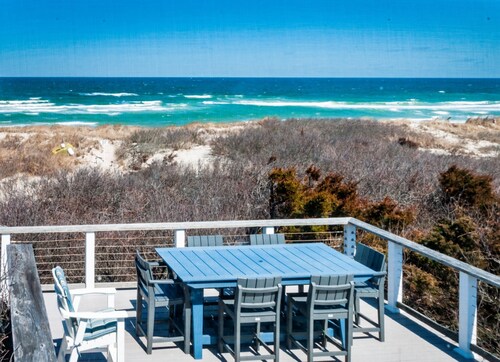 Beachside Bliss with Skylights & Fireplace