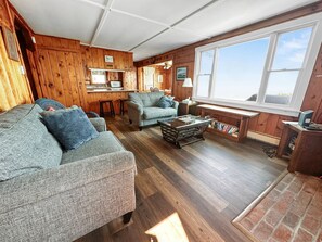 Een televisie en een open haard