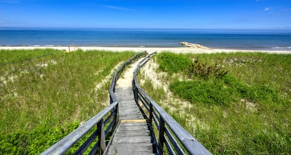 Oceanfront Cottage on East Sandwich Beach with WIFI and AC