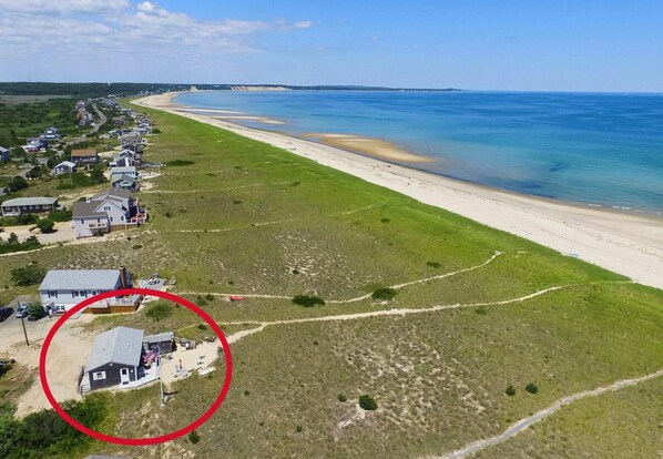 På stranden