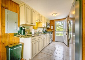 ثلاجة، ميكروويف، فرن، موقد طهي مسطح