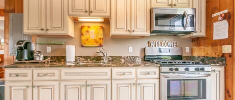 冷蔵庫、電子レンジ、オーブン、コンロ