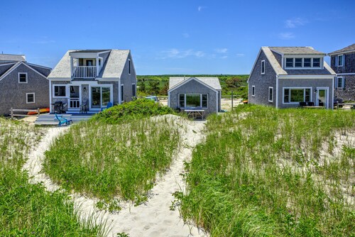 Cozy Cape Cottage—Deck & Views of Cape Cod Bay