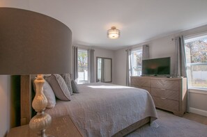 4 bedrooms, iron/ironing board, WiFi, bed sheets