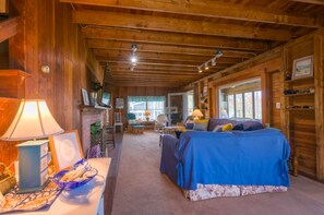 TV - Oceanview Retreat w/ Private Beach Access (Bourne)
